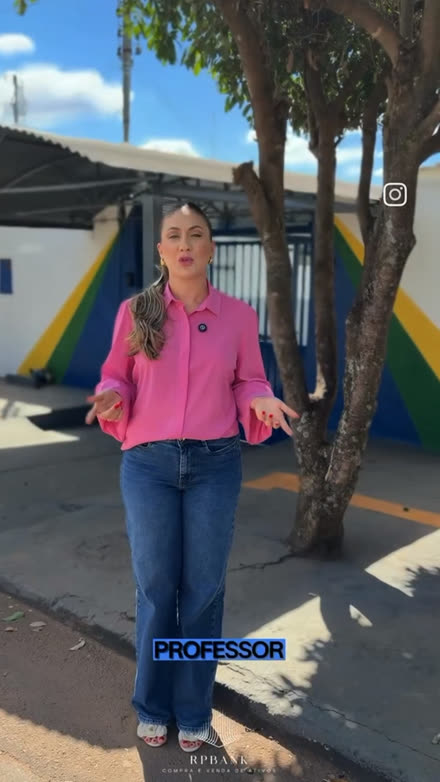 Vídeo gravado em frente a uma escola